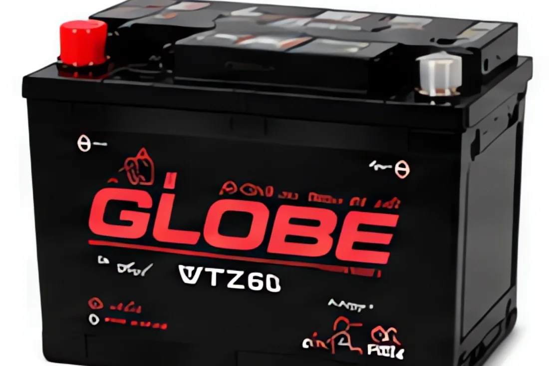 Nhãn mã ắc quy xe máy cận cảnh với thông số 12V 5Ah